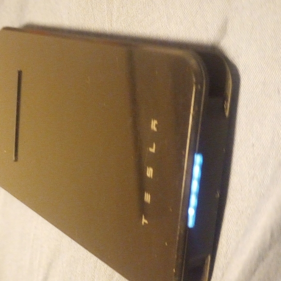 Tesla portable wireless charging pad - Picture 7 of 8
